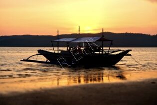  Barque solitaire à marée basse (Philippines)