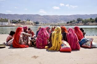  Femmes sur les Ghats à Pushkar (Rajasthan)